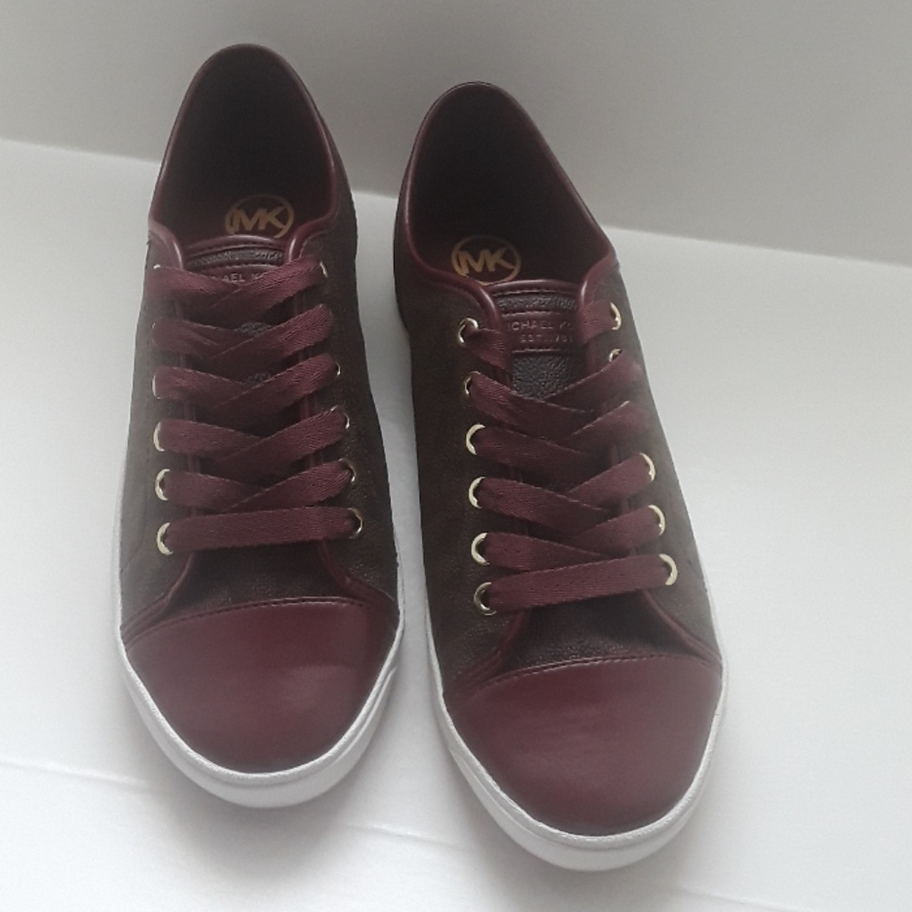 Michael Kors classic signature shoes. Size 9.5